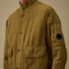 Bomberjack met gebroken twill-patroon aan de lens