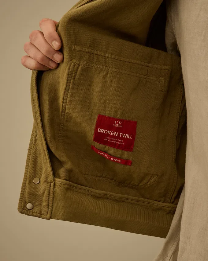 Bomberjack met gebroken twill-patroon aan de lens