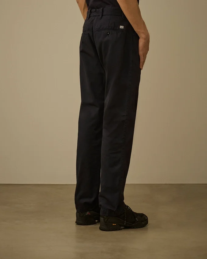 Chino-broek van katoengabardine met normale pasvorm
