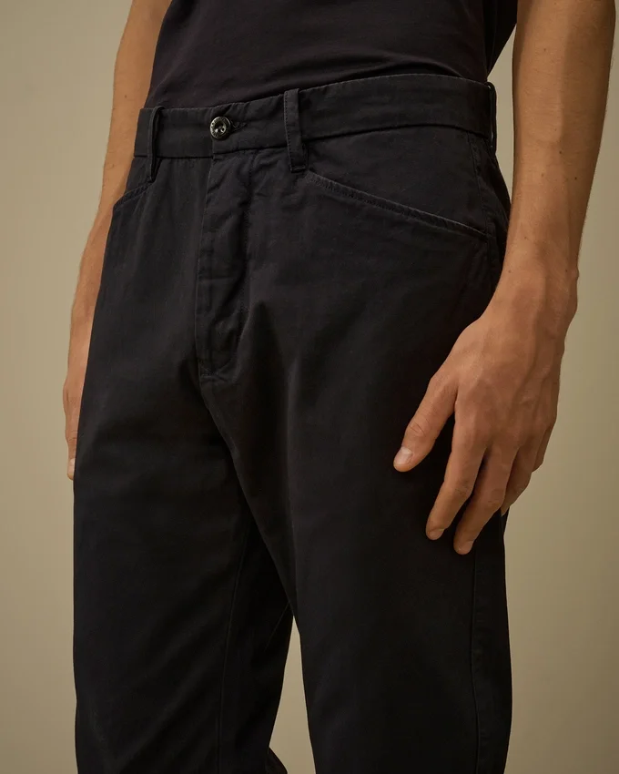 Chino-broek van katoengabardine met normale pasvorm