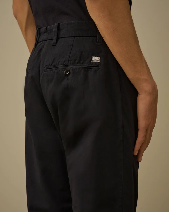 Chino-broek van katoengabardine met normale pasvorm