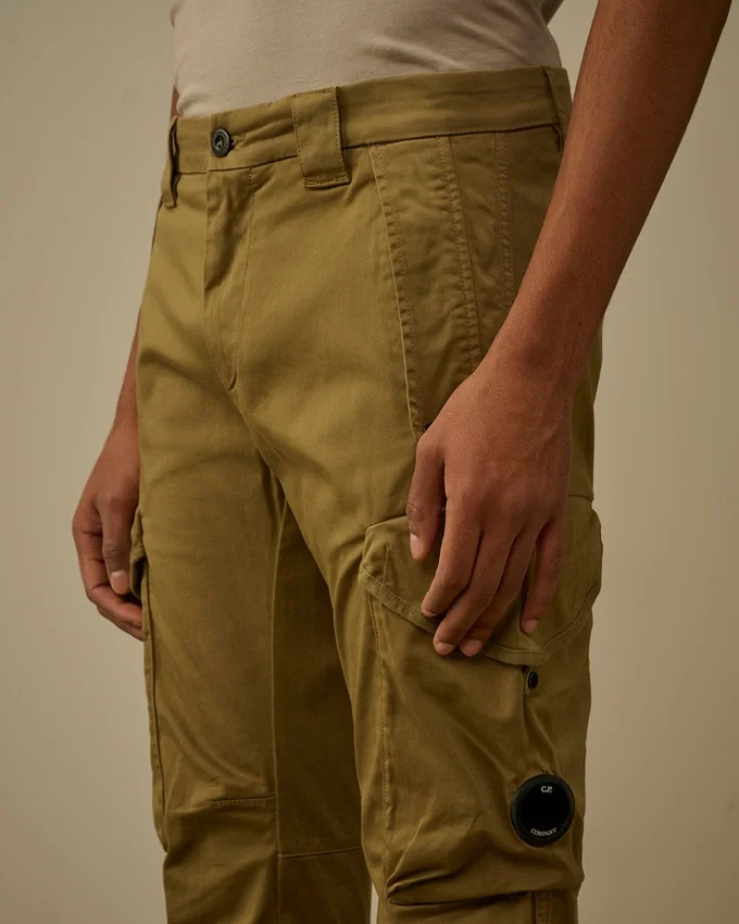 Ergonomische cargo-broek met afgeronde zakken van stretch-satijn