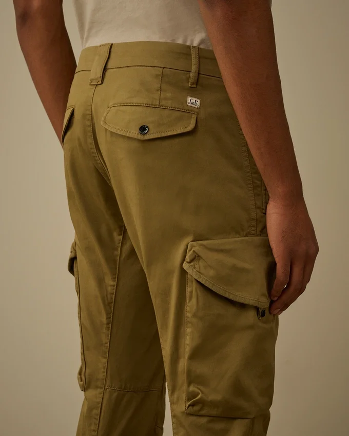 Ergonomische cargo-broek met afgeronde zakken van stretch-satijn