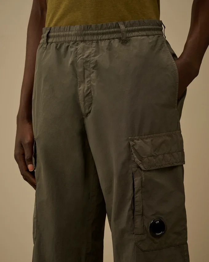 Flatt Nylon loszittende cargo-broek met lensdetail
