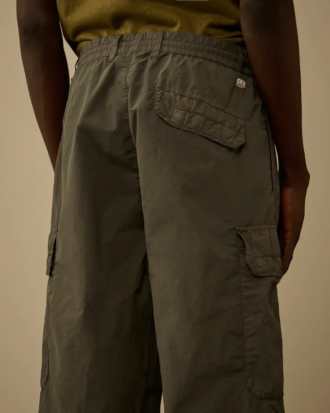 Flatt Nylon loszittende cargo-broek met lensdetail