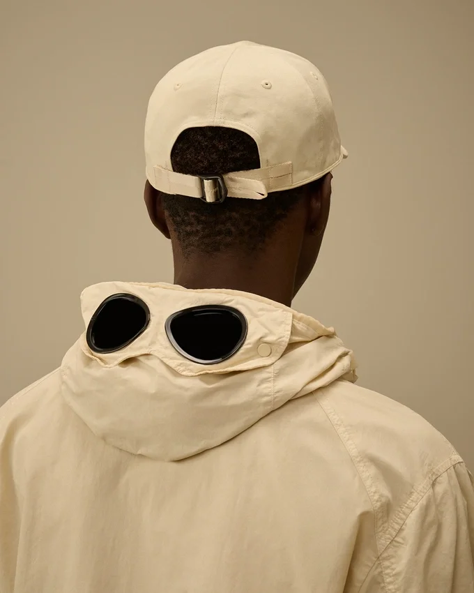 Gabardine-pet met contrasterende details