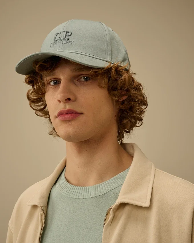 Gabardine-pet met logo