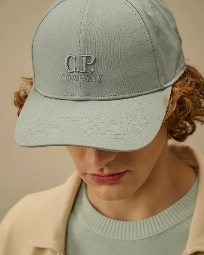 Gabardine-pet met logo